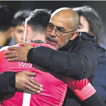 Liebe mit Hindernissen - Zeit, Lebewohl zu sagen. Trainer Piu und der FC Wohlen haben eine Beziehung, die seit vielen Jahren hält. In den letzten drei Saisons blieb der grosse sportliche Erfolg aber aus und es gab viele Höhen und Tiefen. Nun steht das letzte Heimspiel an, bevor Piu abtritt. Im Bild umarmt Piu den FCW-Goalie Joël Bonorand. 
Bild: Alexander Wagner