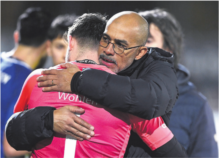 Zeit, Lebewohl zu sagen. Trainer Piu und der FC Wohlen haben eine Beziehung, die seit vielen Jahren hält. In den letzten drei Saisons blieb der grosse sportliche Erfolg aber aus und es gab viele Höhen und Tiefen. Nun steht das letzte Heimspiel an, bevor Piu abtritt. Im Bild umarmt Piu den FCW-Goalie Joël Bonorand.
Bild: Alexander Wagner Zeit, Lebewohl zu sagen. Trainer Piu und der FC Wohlen haben eine Beziehung, die seit vielen Jahren hält. In den letzten drei Saisons blieb der grosse sportliche Erfolg aber aus und es gab viele Höhen und Tiefen. Nun steht das letzte Heimspiel an, bevor Piu abtritt. Im Bild umarmt Piu den FCW-Goalie Joël Bonorand.
Bild: Alexander Wagner