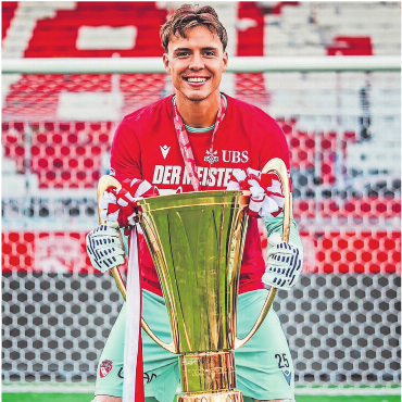 Ein Teil des Wunders - Da ist das Ding: Tim Spycher mit dem Meisterpokal. Der Gewinn des Titels ist für den ganzen FC Thun eine Sensation. Für Spycher ist es zusätzlich ein schöner Abschluss einer Saison, die enorm schwierig angefangen hat.
Bild: Levin.vfx / FC Thun