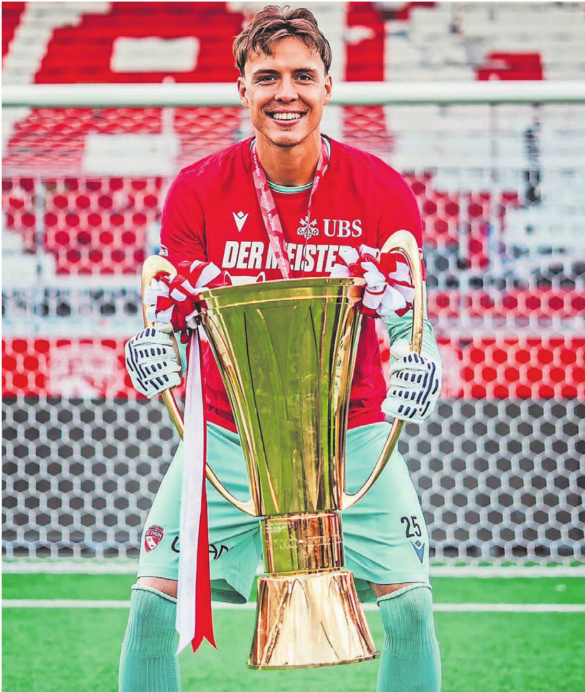 Da ist das Ding: Tim Spycher mit dem Meisterpokal. Der Gewinn des Titels ist für den ganzen FC Thun eine Sensation. Für Spycher ist es zusätzlich ein schöner Abschluss einer Saison, die enorm schwierig angefangen hat.
Bild: Levin.vfx / FC Thun - Das Bild wird blockiert. – Möglicherweise durch einen aktiven Adblocker.