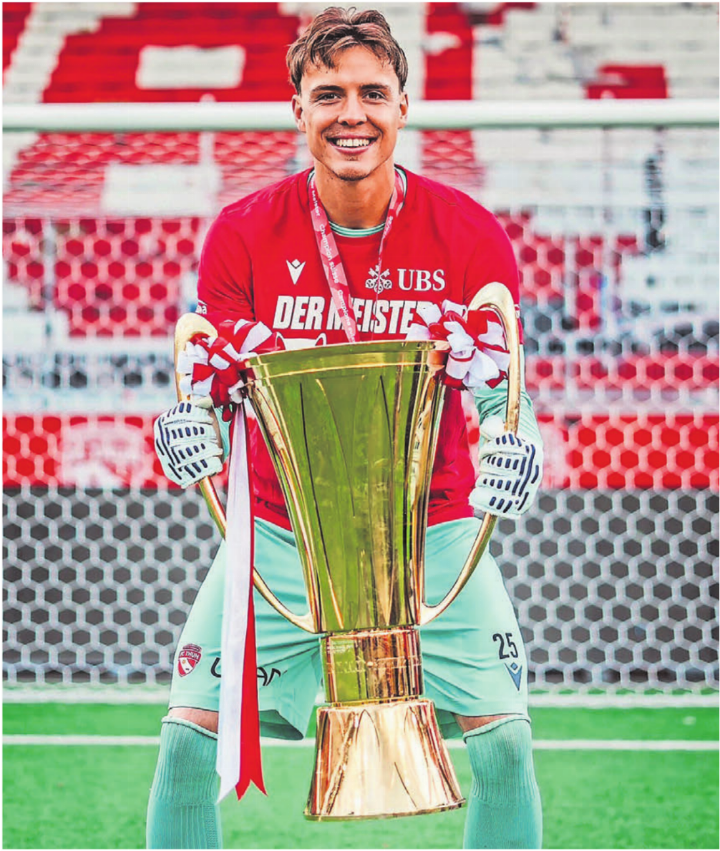 Da ist das Ding: Tim Spycher mit dem Meisterpokal. Der Gewinn des Titels ist für den ganzen FC Thun eine Sensation. Für Spycher ist es zusätzlich ein schöner Abschluss einer Saison, die enorm schwierig angefangen hat.
Bild: Levin.vfx / FC Thun