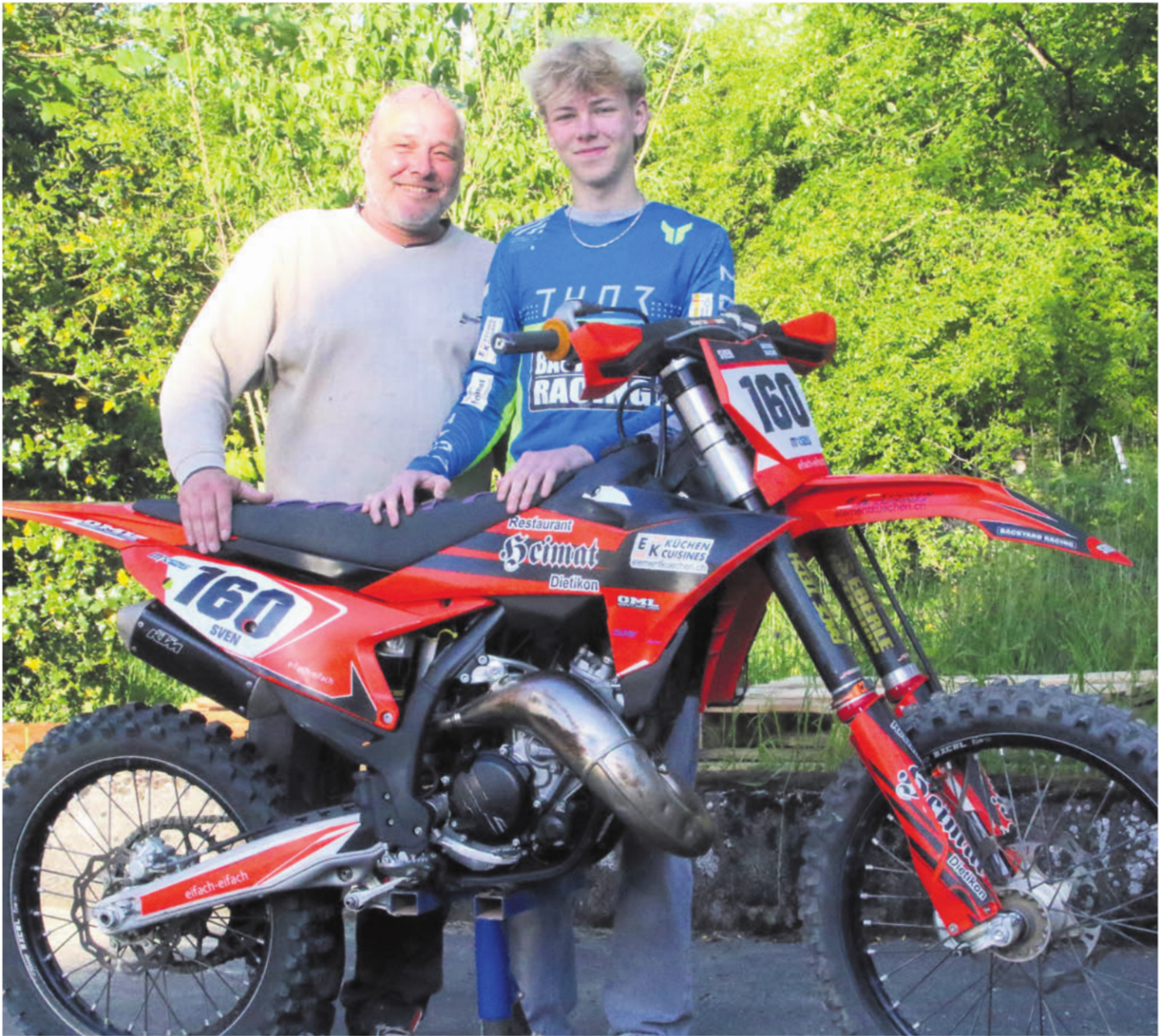 Sven Wiederkehr (rechts) lebt, seit er sechs Jahre alt ist, für den Motorsport. Vater Daniel (links) und Mutter Barbara unterstützen ihn, wo sie nur können. Bild: Josip Lasic - Das Bild wird blockiert. – Möglicherweise durch einen aktiven Adblocker.