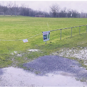 Trostpflaster für den Rasen des FCB? - Der Fussballlatz beim Waffenareal steht des Öfteren unter Wasser. Zahlreiche Trainingsausfälle beim FC Bremgarten sind die Folge. Bild: pd