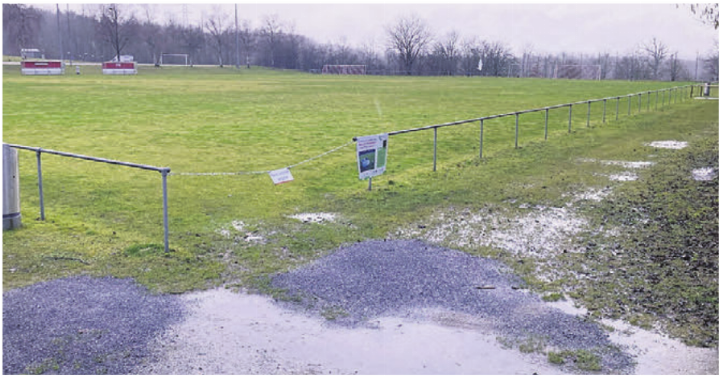 Der Fussballlatz beim Waffenareal steht des Öfteren unter Wasser. Zahlreiche Trainingsausfälle beim FC Bremgarten sind die Folge. Bild: pd Der Fussballlatz beim Waffenareal steht des Öfteren unter Wasser. Zahlreiche Trainingsausfälle beim FC Bremgarten sind die Folge. Bild: pd