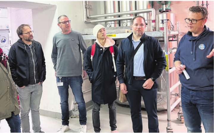 Spannende Eindrücke in die Energieversorgung bot Roger Wyss (rechts) vom Technischen Dienst der Pflegi. Bild: zg