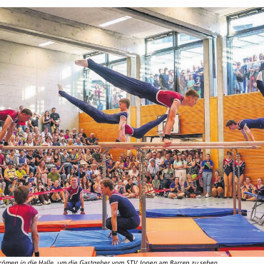 Mehr als ein Fest - Zahlreiche Zuschauer strömen in die Halle, um die Gastgeber vom STV Jonen am Barren zu sehen. Bilder: Andy Müller