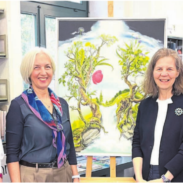 Buch mit vielen Geschichten - Vernissage der besonderen Art mit Künstler-Ehepaar und Kunstkommissions-Präsidium (v. l.): Robert Keller, Helene Röhrig, Verena Schütz und Kunstmaler Carl-W. Röhrig.