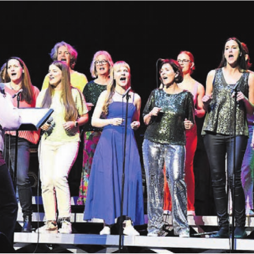 Positiver Nebeneffekt - Der Fun Chor präsentiert gerne Songs mit «Good Vibes» wie «Mamma Mia» von ABBA oder «I Will Survive» aus der Serie Glee.