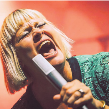 Soul-Ikone mit viel Energie - Stargast am Abend des Jubiläumstages: Soul-Ikone Nicole Bernegger wird mit ihrer achtköpfigen Band im Park des Strohmuseums für beste Stimmung sorgen.    Bild: pd