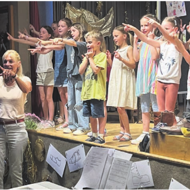 Publikum in Staunen versetzt - Ein letztes Mal führte Brigitte Koch mit den Kids ein Musical auf. Der tosende Applaus am Schluss war die verdiente Würdigung für ihr 12 Jahre dauerndes Engagement als Kinderchorleiterin.    Bild: zg