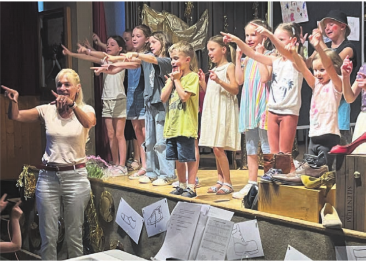 Ein letztes Mal führte Brigitte Koch mit den Kids ein Musical auf. Der tosende Applaus am Schluss war die verdiente Würdigung für ihr 12 Jahre dauerndes Engagement als Kinderchorleiterin.    Bild: zg