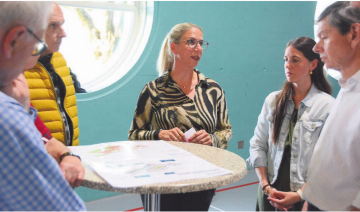 Gemeinde-Vizepräsidentin Nicole Lanz (links) und Schulleiterin Vanessa Widmer stellen sich den Fragen der Bürger zur geplanten Schulhaussanierung. Dies war eines von vier Themen, die am ersten Politapéro behandelt wurden. Bild: Chregi Hansen Gemeinde-Vizepräsidentin Nicole Lanz (links) und Schulleiterin Vanessa Widmer stellen sich den Fragen der Bürger zur geplanten Schulhaussanierung. Dies war eines von vier Themen, die am ersten Politapéro behandelt wurden. Bild: Chregi Hansen