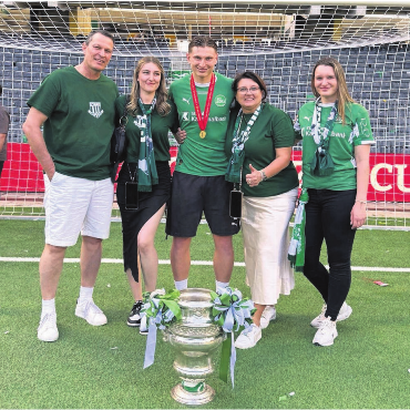 Der perfekte Abschluss - Die Familie Vogt mit der Cup-Trophäe. Von links: Roland, Simona, Alessandro, Pina und Laura.    Bild: zg
