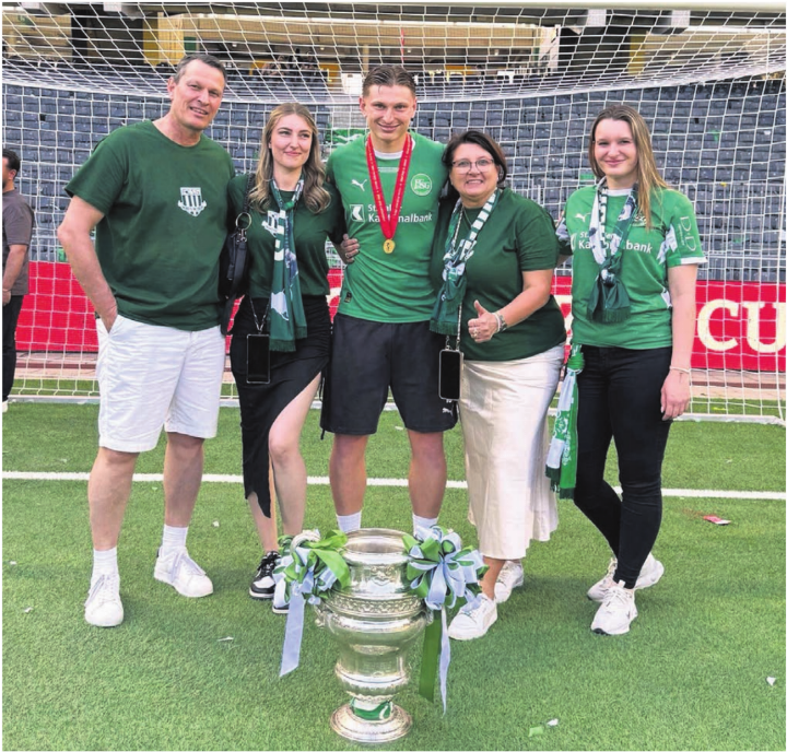 Die Familie Vogt mit der Cup-Trophäe. Von links: Roland, Simona, Alessandro, Pina und Laura.    Bild: zg