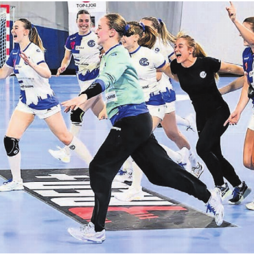 Kuratli auf Meisterkurs - Seraina Kuratli (in Türkis) bejubelt mit ihren Teamkolleginnen den Sieg.    Bild: zg