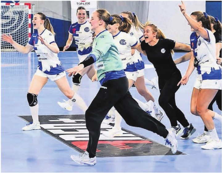Seraina Kuratli (in Türkis) bejubelt mit ihren Teamkolleginnen den Sieg.    Bild: zg