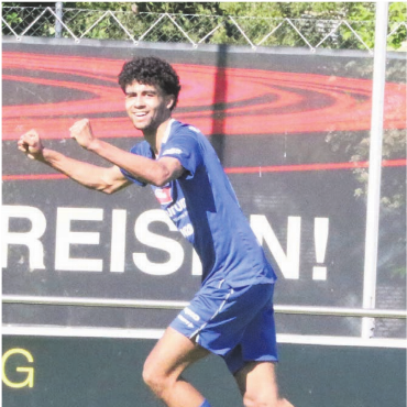 Ein kleines Märchen zum Abschied - Der Blick geht an die Seitenlinie zum Trainer und Papa. Luca Nascimento hat Sekunden zuvor den Assist zum 3:0 gegeben.    Bilder: Stefan Sprenger