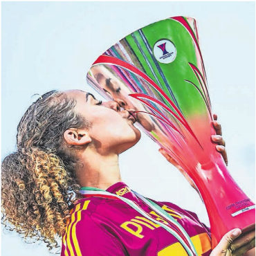 Pokal eins, zwei und drei - Alayah Pilgrim mit dem italienischen Cup-Pokal.