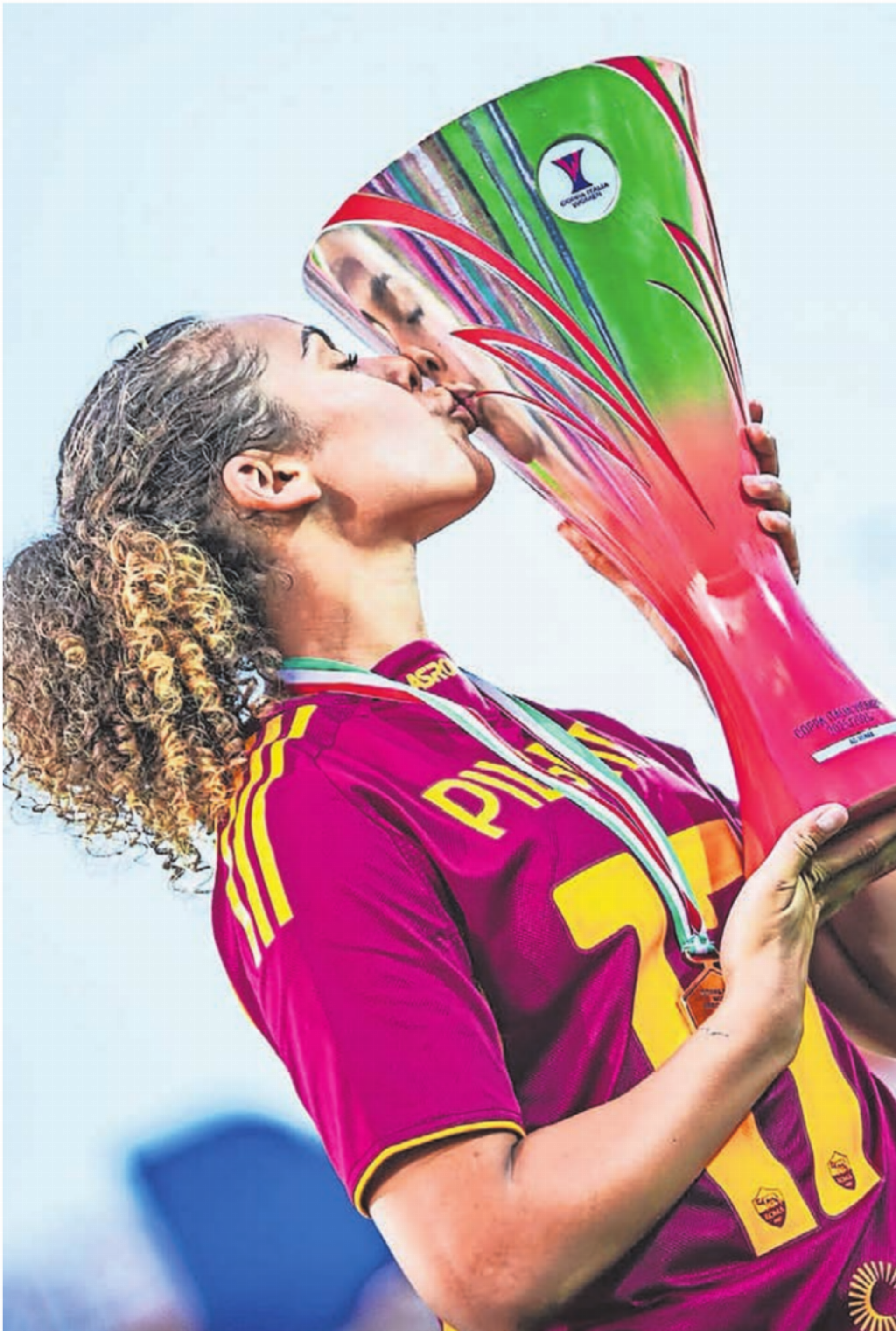Alayah Pilgrim mit dem italienischen Cup-Pokal. - Das Bild wird blockiert. – Möglicherweise durch einen aktiven Adblocker.