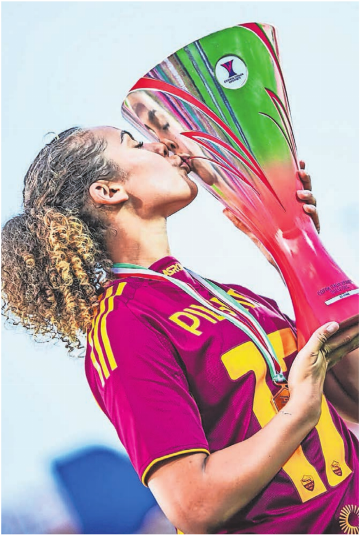 Alayah Pilgrim mit dem italienischen Cup-Pokal.
