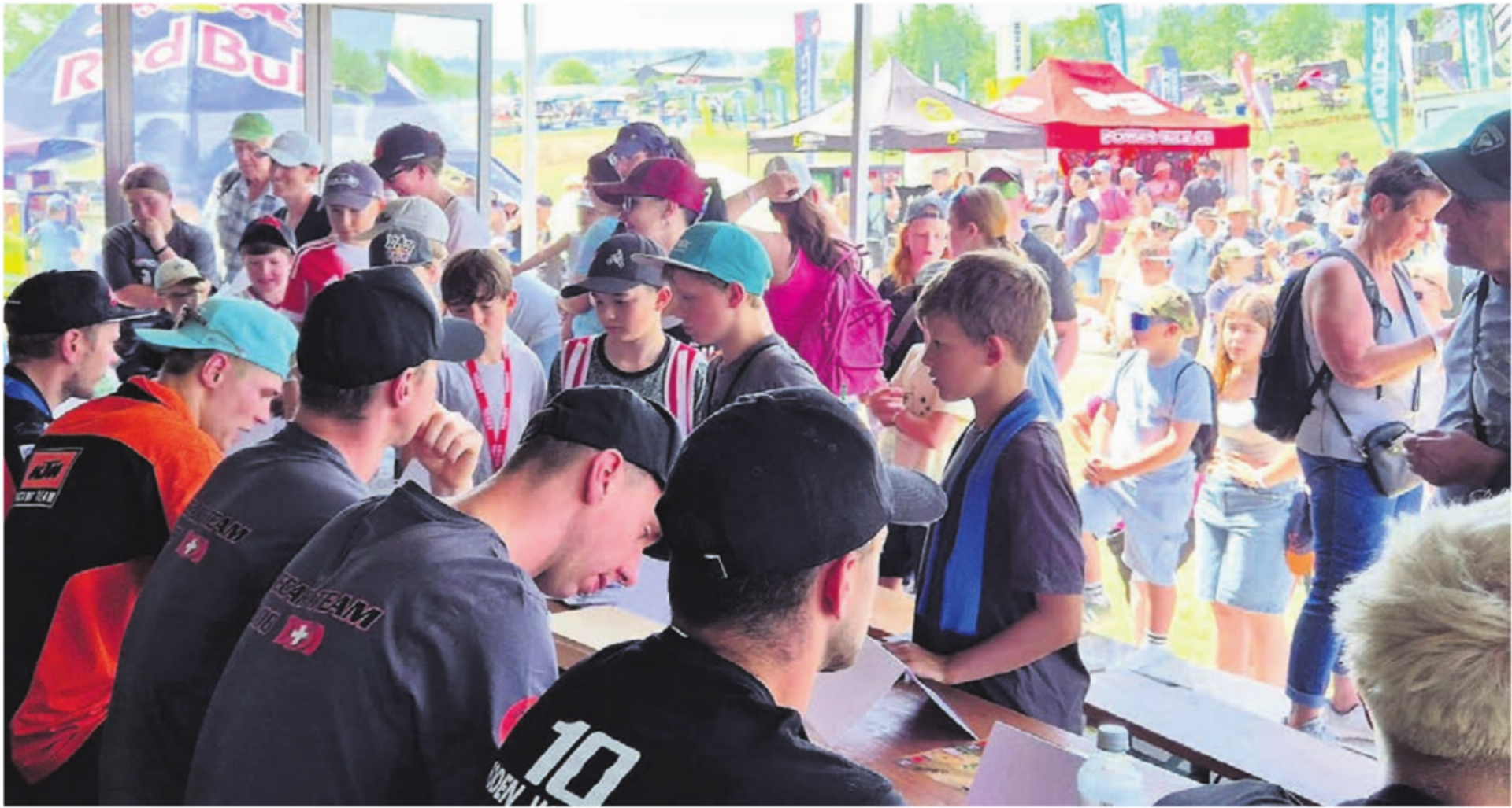 Immer ein Highlight: Die Autogrammstunde mit den Stars und Vorbildern. - Das Bild wird blockiert. – Möglicherweise durch einen aktiven Adblocker.
