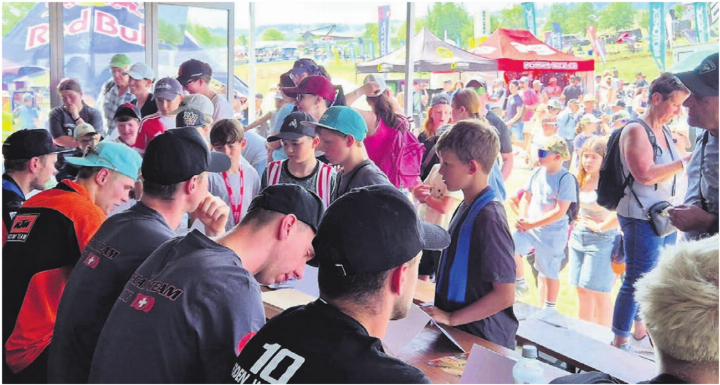 Immer ein Highlight: Die Autogrammstunde mit den Stars und Vorbildern.