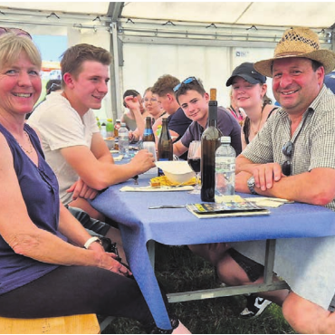 Heisse Hühner und blaue Flecken - Die ganze Family hat Spass am Pfingstcross: Muris Gemeinderat Herbert Meier mit Frau Sibylle und den Kindern Philipp (links), Jasmin und Simon.