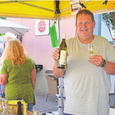 Die Markttradition lebt - Prosit! Alain Monnier präsentiert stolz sein Sortiment an Eigenbauweinen und weiteren köstlichen Spezialitäten aus der Romandie. Seit 25 Jahren bietet er diese am Bremgarter Pfingstmarkt feil.    Bilder: Alphonse Hauser