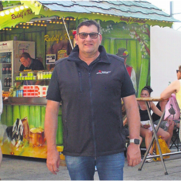 Die Markttradition lebt - Marktchef Reto Lorenzi hat seine Marktorganisation gut im Griff und ist stolz auf seine ganze Mannschaft.