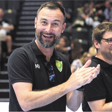 Der Mann der starken Werte - Michael Winsauer ist gut drauf. Das Bild stammt von diesem Mittwoch, als er und sein Aufstiegsteam vor dem NLA-Final im Handball (zwischen Kriens-Luzern und Schaffhausen) geehrt wurden. Bild: Alexander Wagner