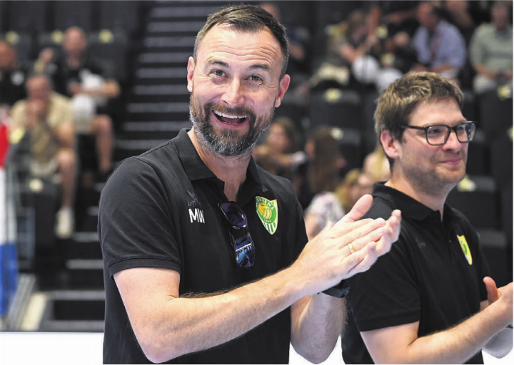 Michael Winsauer ist gut drauf. Das Bild stammt von diesem Mittwoch, als er und sein Aufstiegsteam vor dem NLA-Final im Handball (zwischen Kriens-Luzern und Schaffhausen) geehrt wurden. Bild: Alexander Wagner Michael Winsauer ist gut drauf. Das Bild stammt von diesem Mittwoch, als er und sein Aufstiegsteam vor dem NLA-Final im Handball (zwischen Kriens-Luzern und Schaffhausen) geehrt wurden. Bild: Alexander Wagner