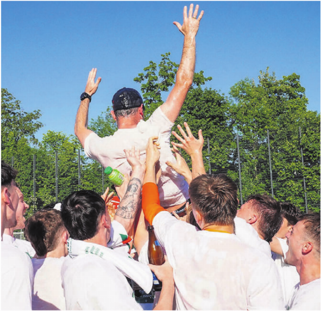 Ein Hoch auf «Winsi»: Das Team wirft den Trainer in die Luft. Bilder: SC Kriens Ein Hoch auf «Winsi»: Das Team wirft den Trainer in die Luft. Bilder: SC Kriens