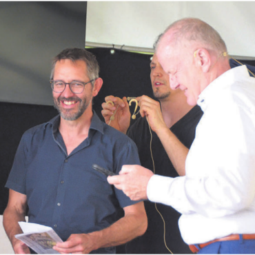 Mit ganz grossem Respekt - Der pensionierte Journalist Hans Peter Widmer, Ralf Bucher vom Bauernverband Aargau und Landammann Stephan Attiger (von links)  alle drei loben die Reusstalsanierung.