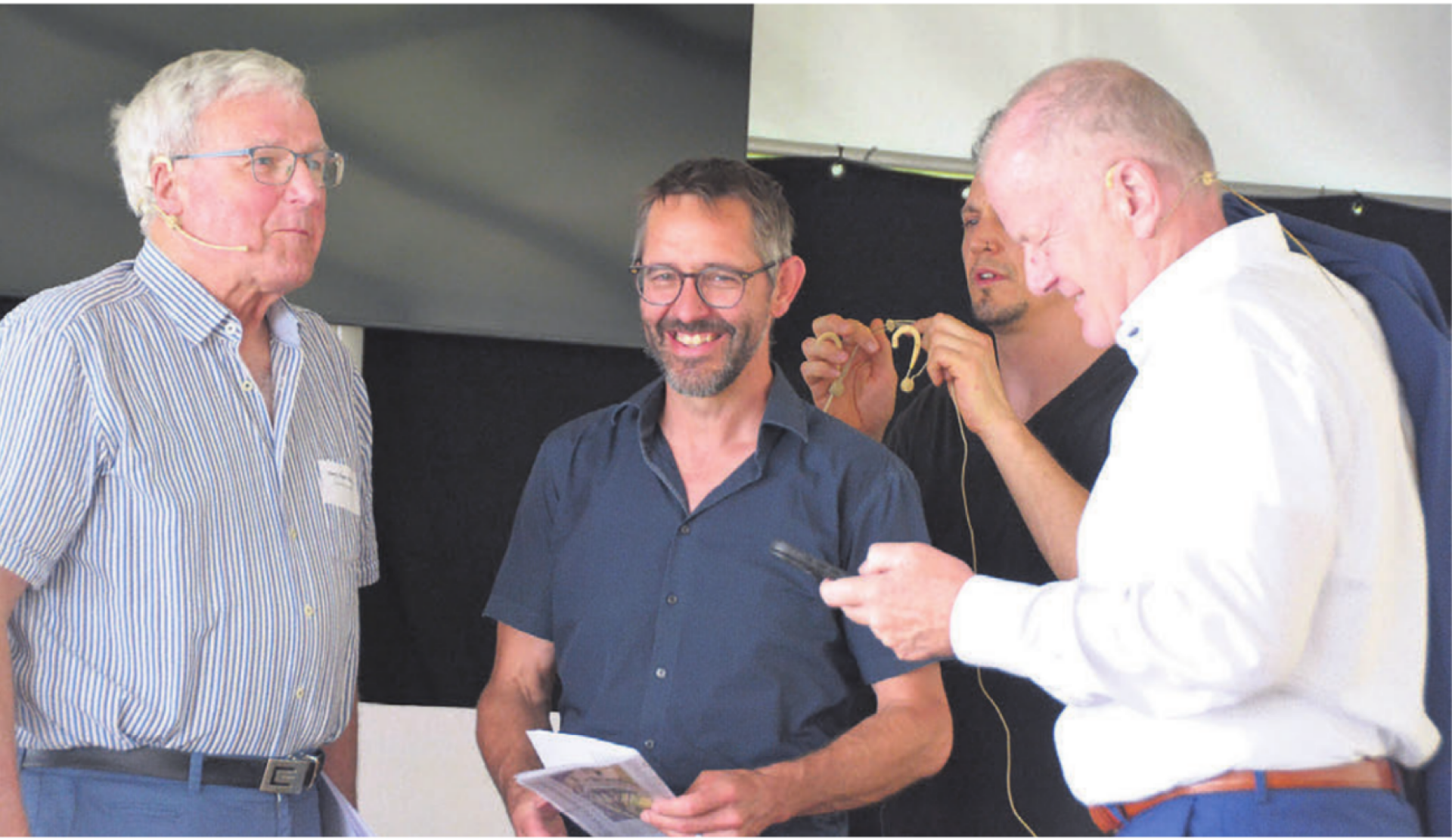 Der pensionierte Journalist Hans Peter Widmer, Ralf Bucher vom Bauernverband Aargau und Landammann Stephan Attiger (von links)  alle drei loben die Reusstalsanierung. - Das Bild wird blockiert. – Möglicherweise durch einen aktiven Adblocker.