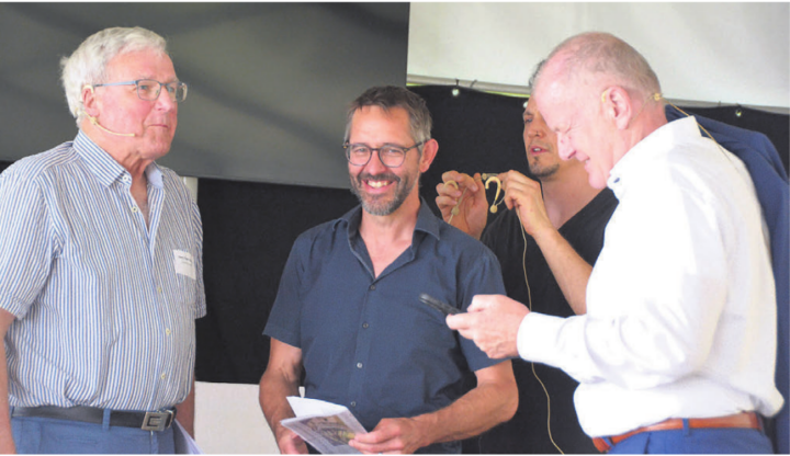 Der pensionierte Journalist Hans Peter Widmer, Ralf Bucher vom Bauernverband Aargau und Landammann Stephan Attiger (von links)  alle drei loben die Reusstalsanierung.