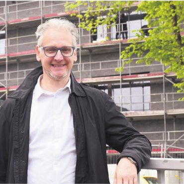 Mit Herz und Unternehmergeist - Thomas Geissmann vor dem modernisierten Schulzentrum Halde mit dem Erweiterungsbau für die Bezirksschule. Der neue Vorsteher des Ressorts Volksschule bezeichnet das Bauwerk als imposant und sehr wichtig für die Gemeinde Wohlen.
Bild: Daniel Marti
