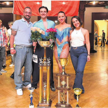 Mehr als nur Tanzunterricht - Freuen sich über die gelungene Meisterschaft: Trainer Gianfranco «Franky» (links) und Stefania «Stefy» Curcio (rechts) und die frisch gekürten Schweizer Meister Cristian Curcio und Anita Meili.