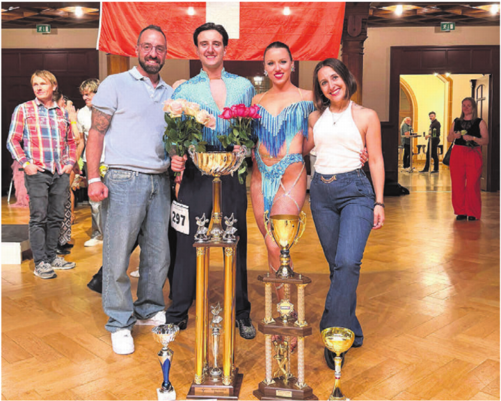 Freuen sich über die gelungene Meisterschaft: Trainer Gianfranco «Franky» (links) und Stefania «Stefy» Curcio (rechts) und die frisch gekürten Schweizer Meister Cristian Curcio und Anita Meili.