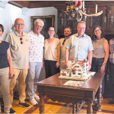 Wohnen wie im richtigen Schloss - Das beliebte Treffen führte die Ex-Einwohnerratspräsidenten und -präsidentinnen in ein privates Wohnhaus, das zu einem Schloss umgebaut wurde (v. l.): Robert Steffen, Marlis Spörri, Harold Külling, Arthur Fischer, Laura Pascolin (amtierende Vizepräsidentin), Cyrille Meier, Marc Läuffer, Ariane Gregor, Andrea Duschén, Arsène Perroud und Hans Hübscher. Bild: zg
