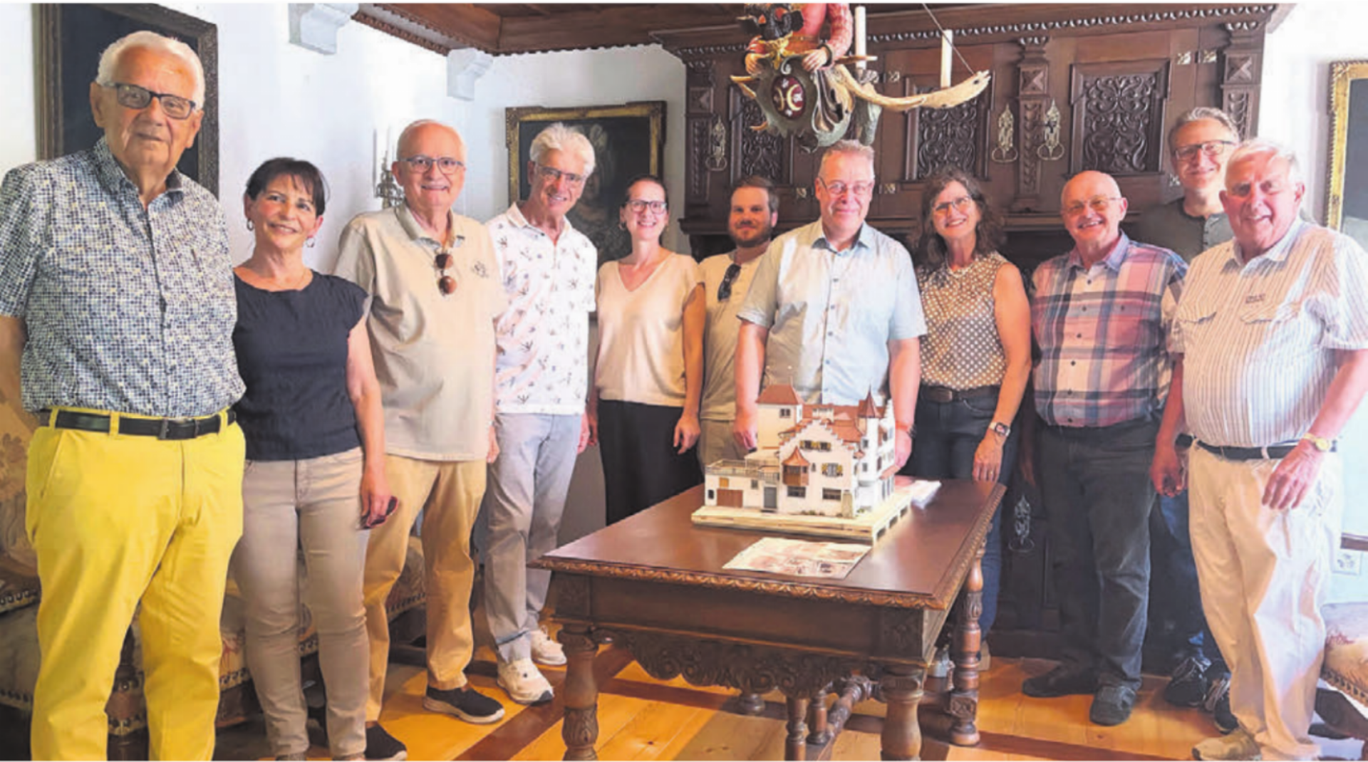 Das beliebte Treffen führte die Ex-Einwohnerratspräsidenten und -präsidentinnen in ein privates Wohnhaus, das zu einem Schloss umgebaut wurde (v. l.): Robert Steffen, Marlis Spörri, Harold Külling, Arthur Fischer, Laura Pascolin (amtierende Vizepräsidentin), Cyrille Meier, Marc Läuffer, Ariane Gregor, Andrea Duschén, Arsène Perroud und Hans Hübscher. Bild: zg - Das Bild wird blockiert. – Möglicherweise durch einen aktiven Adblocker.