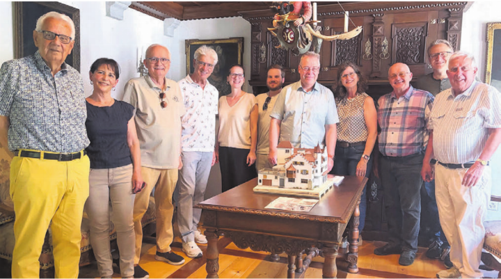 Das beliebte Treffen führte die Ex-Einwohnerratspräsidenten und -präsidentinnen in ein privates Wohnhaus, das zu einem Schloss umgebaut wurde (v. l.): Robert Steffen, Marlis Spörri, Harold Külling, Arthur Fischer, Laura Pascolin (amtierende Vizepräsidentin), Cyrille Meier, Marc Läuffer, Ariane Gregor, Andrea Duschén, Arsène Perroud und Hans Hübscher. Bild: zg