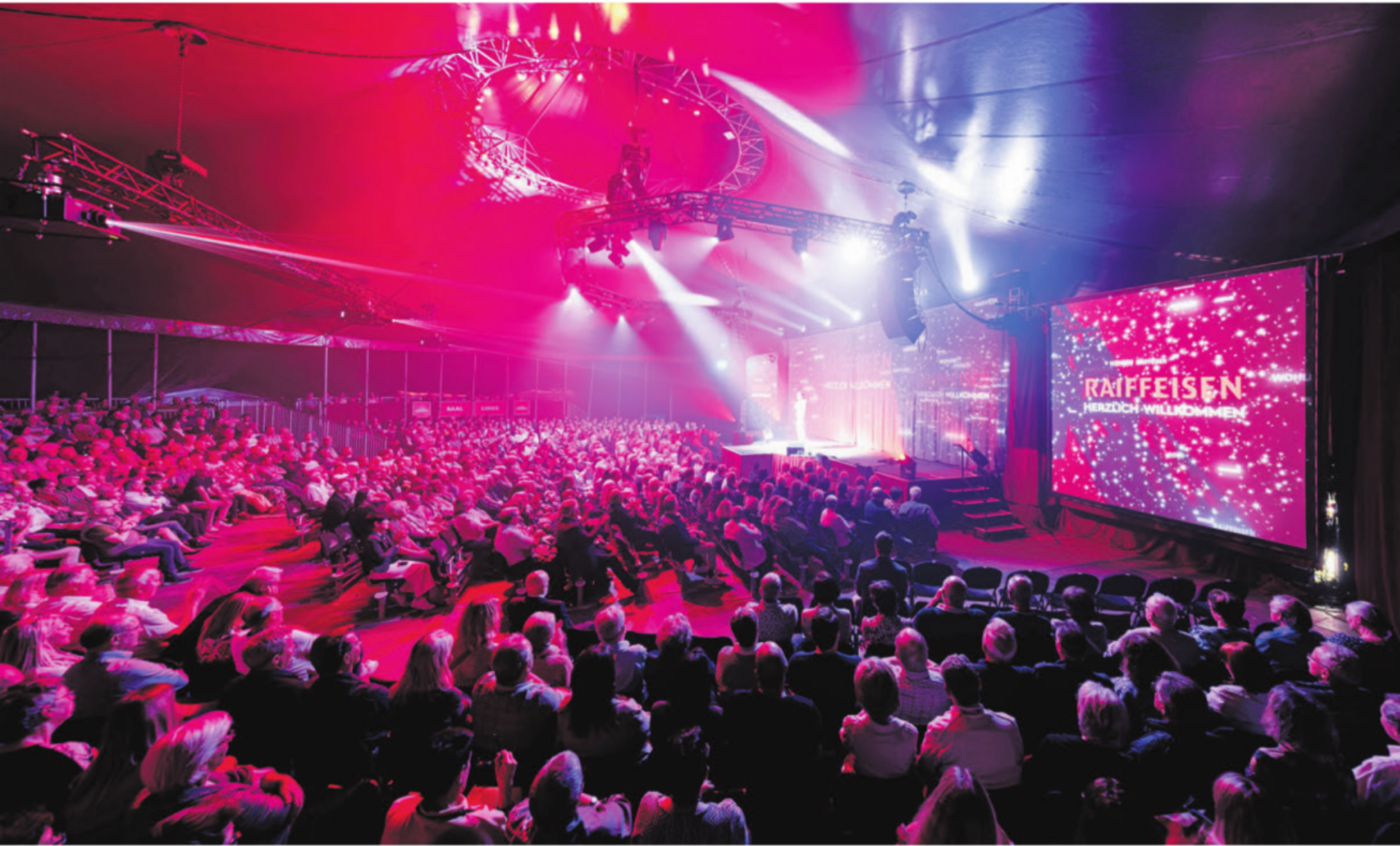 Tolle Kulisse und Ambiance: Die Raiffeisen-Gala bot dreimal eine perfekte Show.
Bilder: Simon Huwiler - Das Bild wird blockiert. – Möglicherweise durch einen aktiven Adblocker.