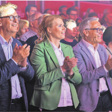 Mit viel italienischem Flair - Begeisterung pur (v. l.): Erich Füglistaler, Vorsitzender der Bankleitung, Kathrin Peter-Koch, Leiterin Individualkundenberatung, Verwaltungsratspräsident Ruedi Peterhans.
