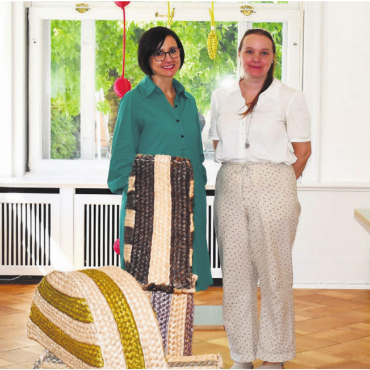 Handwerk als Grundstein - Museumsleiterin Petra Giezendanner (links) und Nela Raffl, Marketing und Administration, inmitten der Sonderausstellung. Bild: Monica Rast