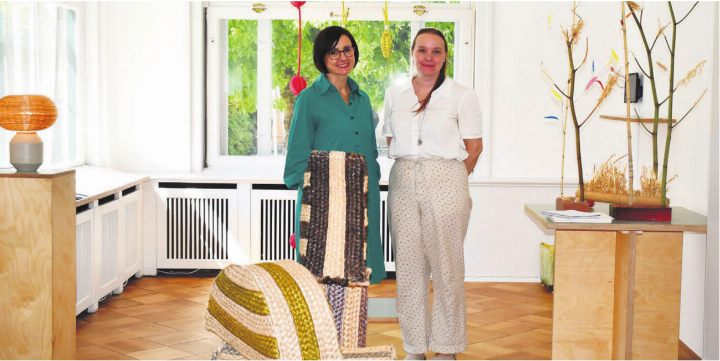 Museumsleiterin Petra Giezendanner (links) und Nela Raffl, Marketing und Administration, inmitten der Sonderausstellung. Bild: Monica Rast