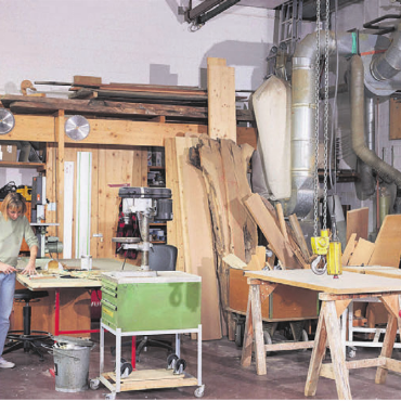 Handwerk als Grundstein - Agnes Murmann in ihrem Atelier, wo das Projekt Baseballmütze entstand. Bild: Ana Hofmann