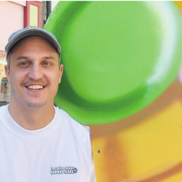 Vier Monate, zwei Standorte - Gelati auf der Mütze, auf dem T-Shirt und im Signet – Manuel Staubli ist mit seiner Gelateria neu auch in Wohlen präsent.
