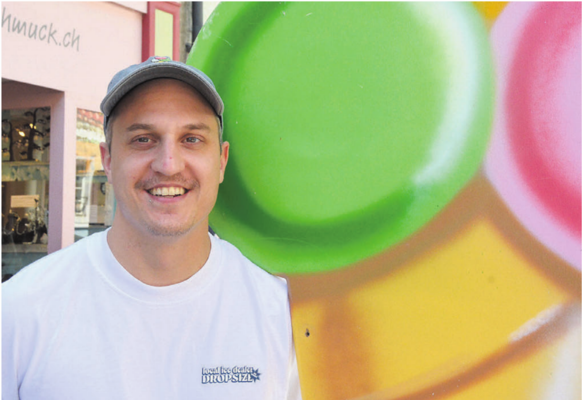 Gelati auf der Mütze, auf dem T-Shirt und im Signet – Manuel Staubli ist mit seiner Gelateria neu auch in Wohlen präsent. - Das Bild wird blockiert. – Möglicherweise durch einen aktiven Adblocker.