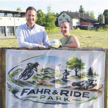 Paradies nicht nur für Kinder - Sie wollen die grosse Wiese hinter dem Feuerwehrmagazin zum Treffpunkt für Familien machen: Christoph Baumann und Jeanine Diriwächter sind überzeugt, dass der Erlebnispark noch dieses Jahr eröffnet wird. Bild: Chregi Hansen