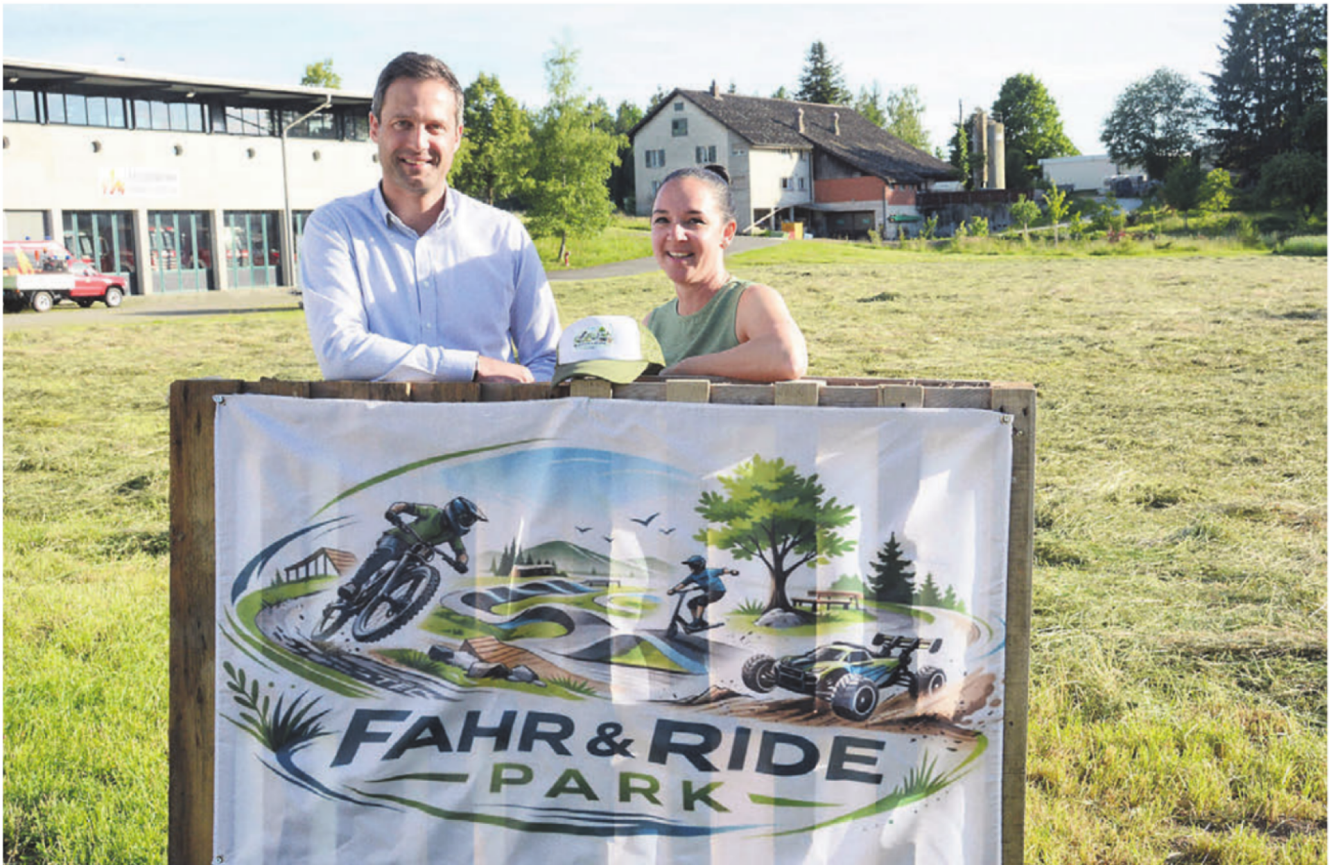 Sie wollen die grosse Wiese hinter dem Feuerwehrmagazin zum Treffpunkt für Familien machen: Christoph Baumann und Jeanine Diriwächter sind überzeugt, dass der Erlebnispark noch dieses Jahr eröffnet wird. Bild: Chregi Hansen - Das Bild wird blockiert. – Möglicherweise durch einen aktiven Adblocker.